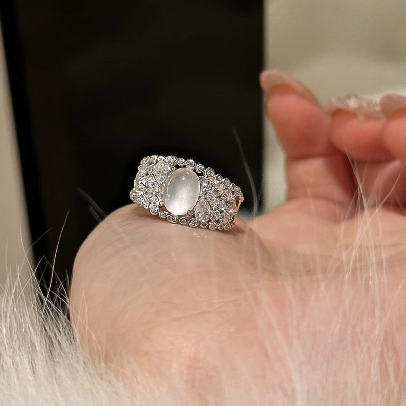 Luxury vintage hollow diamond-studded glass ring for women