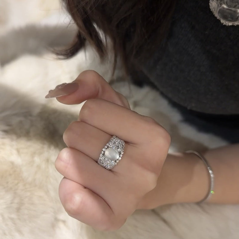 Luxury vintage hollow diamond-studded glass ring for women